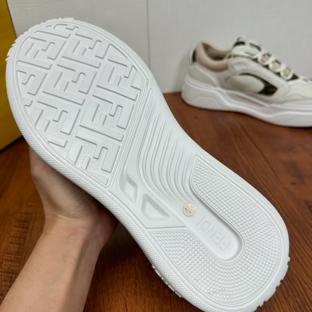 Batch 780 FENDI/FENDI Force men's sports shoes, new thick-soled lightweight lace-up low-top shoes at the counter, made of white full-grain leather and white and brown smooth leather, with padded elements. Brown FF jacquard and yellow technical fabric details. Lightweight, thick white sole with FF graphic details on the toe and heel. Main body of pebbled soft cowhide with Nappa calfskin. Contrasting color multiple composite splicing, extremely modern and youthful, webbing style lace-up hole design, multiple injection molded brand logo plastic modules on the toe, and embroidered FF logo on the side, heavy craftsmanship, full of details, super high quality control and fine workmanship! Full mesh breathable lining, ultra-light TPR foam rubber; molded outsole, lightweight and versatile, non-slip and wear-resistant! Comes with full packaging! Size: 39-40-41-42-43-44 Leather shoe size (can be customized, 38.45 cannot be returned or exchanged) Item number: 7E1728 white brown
